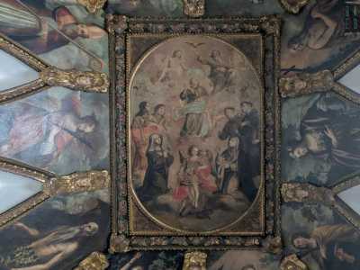 Realizzato su commissione della badessa Rosalia Filomarino, il cui stemma � raffigurato alla base della decorazione, raffigura dieci santi e religiosi nei riquadri laterali. Al centro invece vi � l�Assunzione della Vergine con ai piedi santi francescani